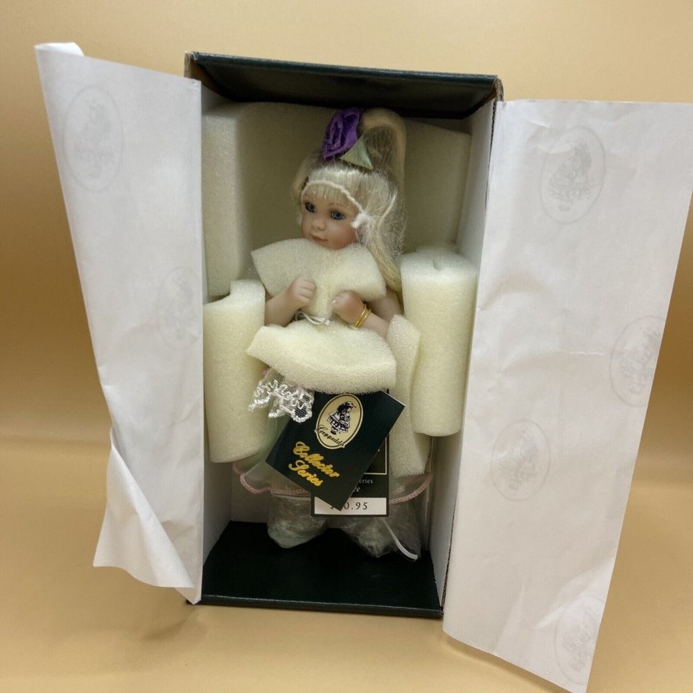 GEPPEDDO AIMEE Doll NRFB Collector Series - 9 " Tall NEW